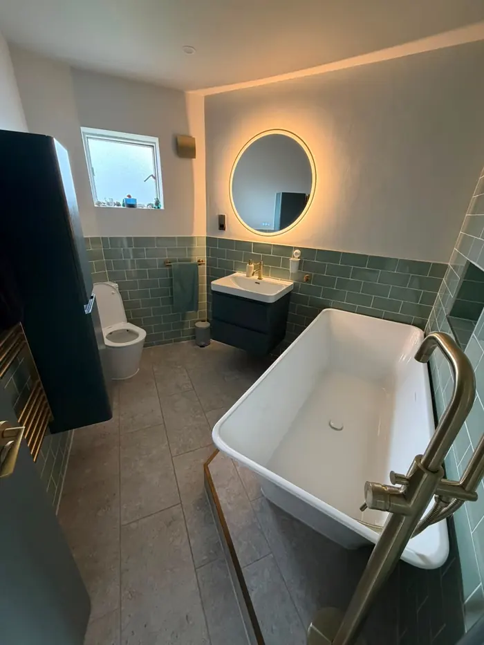 Bathroom with freestanding bath, guest-ready
